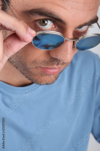 Portrait d'un homme portant des lunettes de soleil