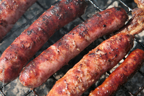 saucisses, godivos et merguez sur barbecue de vacances