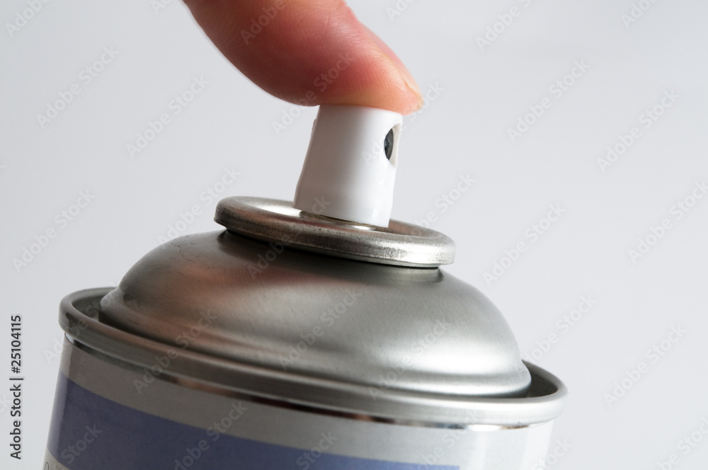 Sprühkopf einer Spraydose mit Finger Sprühkopf einer Spraydose mit Finger