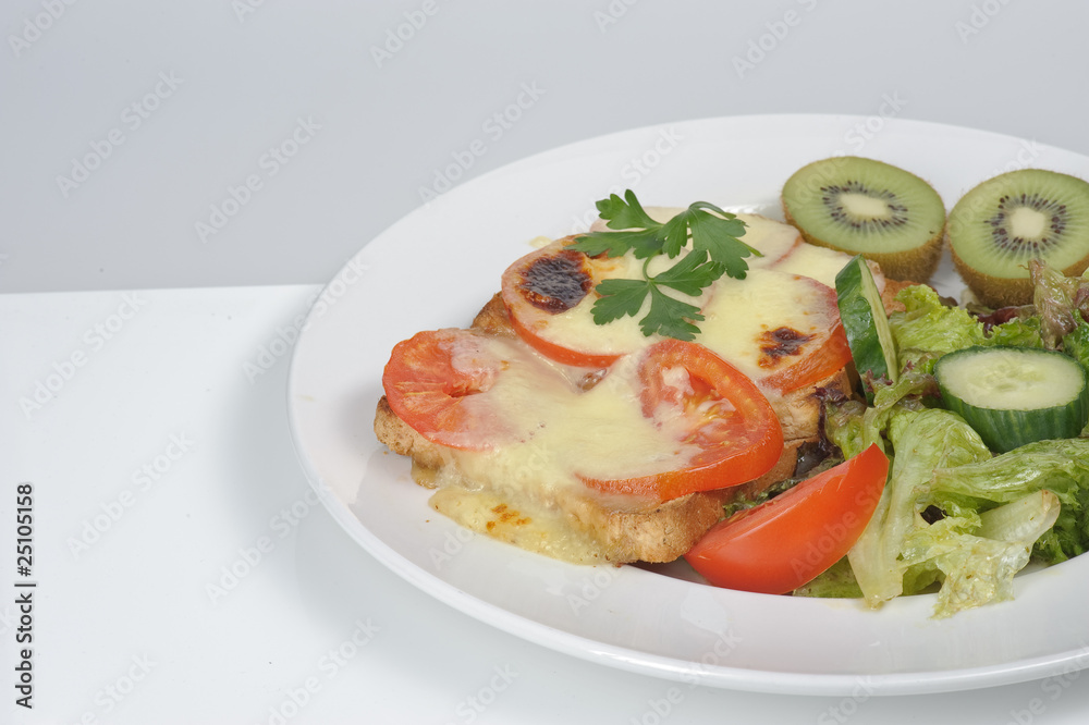 Freisteller Käsetoast mit Kiwi und Tomaten Freisteller Käsetoast mit Kiwi und Tomaten