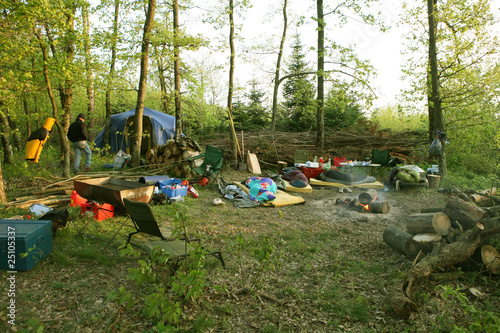 Camping sauvage au coin du feu en sous bois