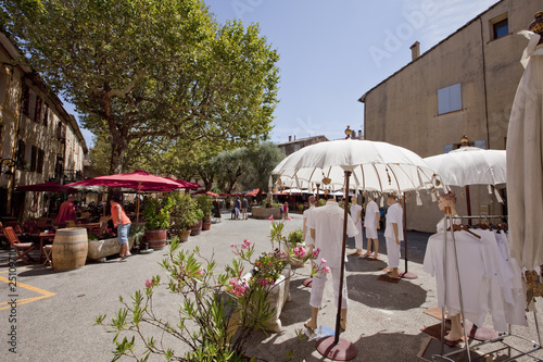 Ambiance au centre d'un village provençal