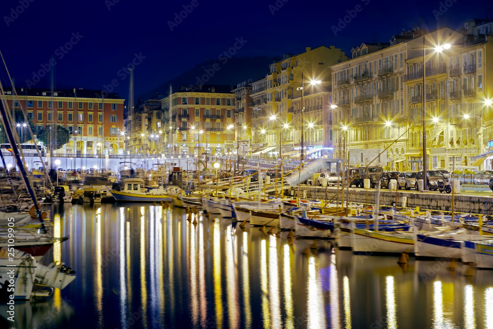 Nizza Hafen beleuchtet