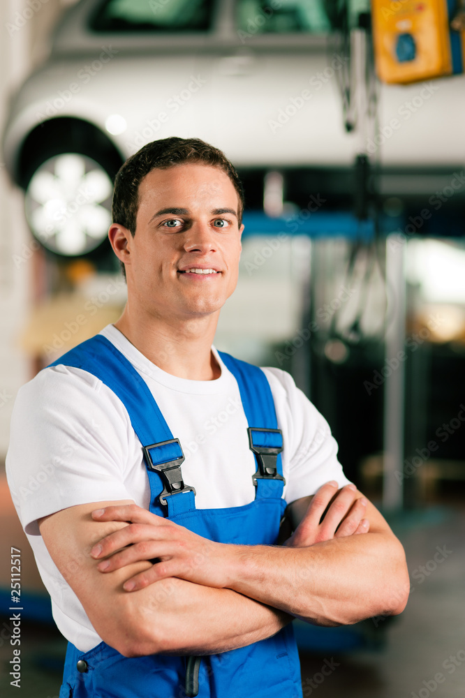 Stereotyip Automechaniker in seiner Werkstatt Stock-Foto | Adobe Stock