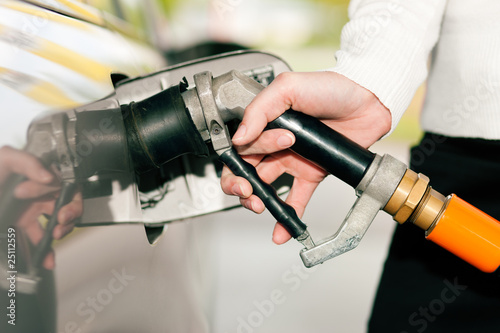 Frau betankt Auto mit LPG Autogas photo
