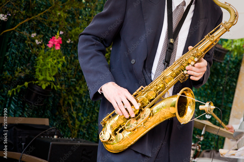 Naklejka premium el saxofonista
