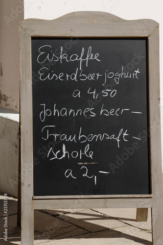 Angebotstafel vor einem Café