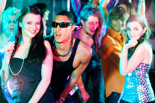 Freunde tanzen in Disco oder Club