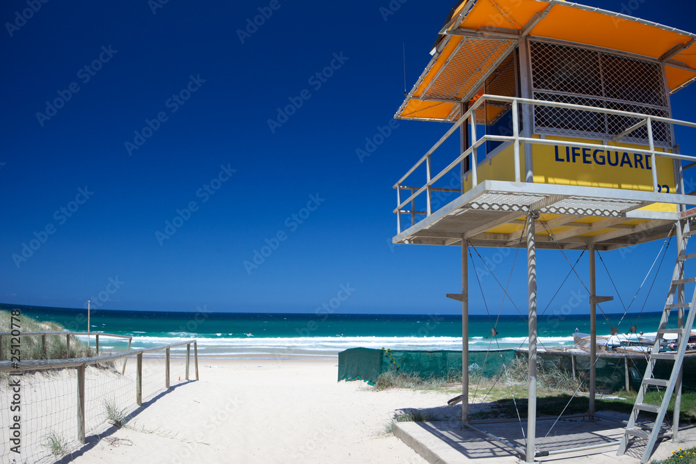 Obraz premium Gold coast beach with lifeguard tower