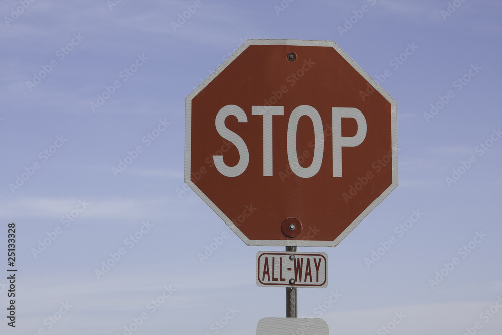 Obraz premium Stop Sign on a Blue Sky Background