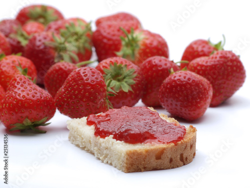 Brot mit Erdbeermarmelade und frischen Erdbeeren