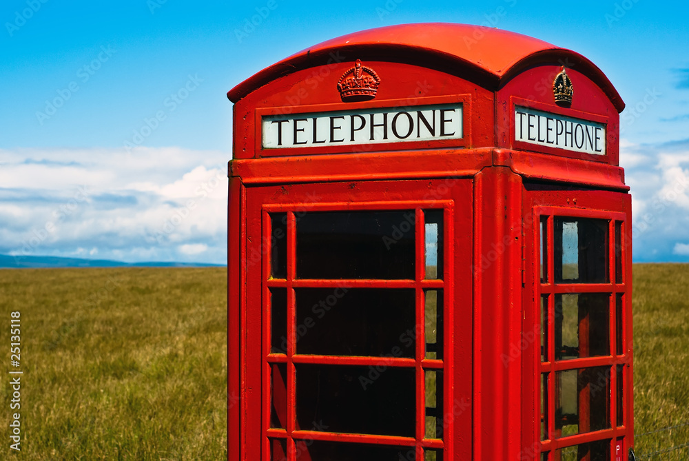 rote Telefonzelle einsam in der Landschaft V4 rote Telefonzelle einsam in der Landschaft V4