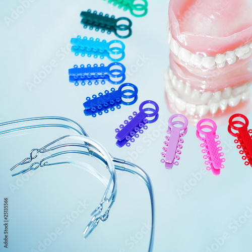 Fotografie Multicolored ligature ties , prosthetic dentures and facebow
