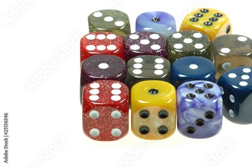 Spielwürfel bunt am Rand