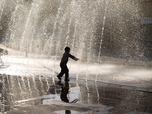Jugando en la fuente 02
