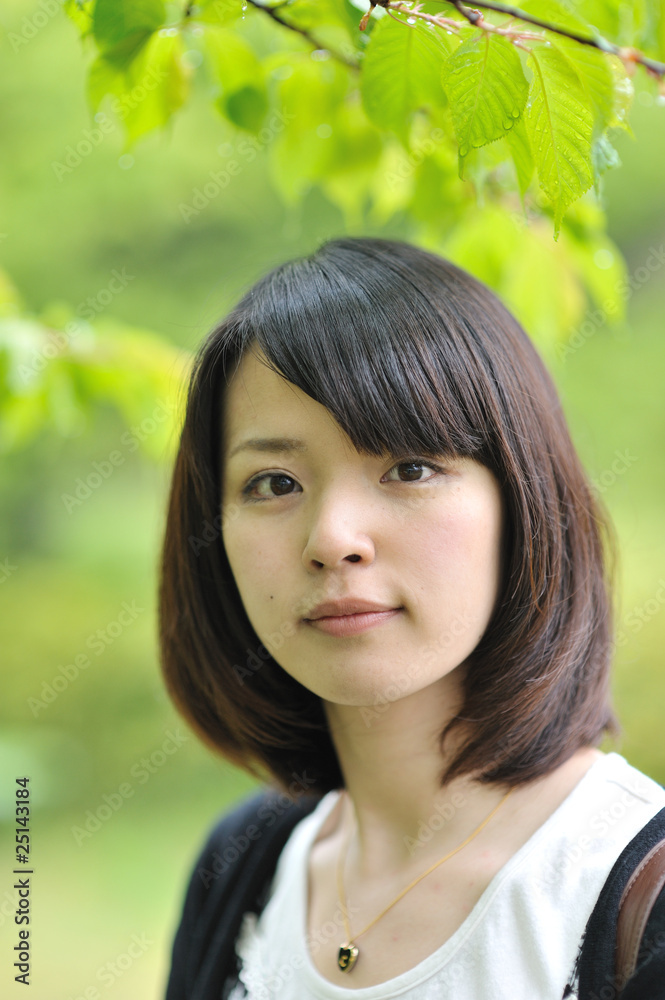 こちらを見てる女性 こちらを見てる女性