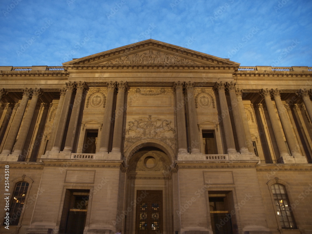 Fototapeta premium Museo del Louvre en Paris