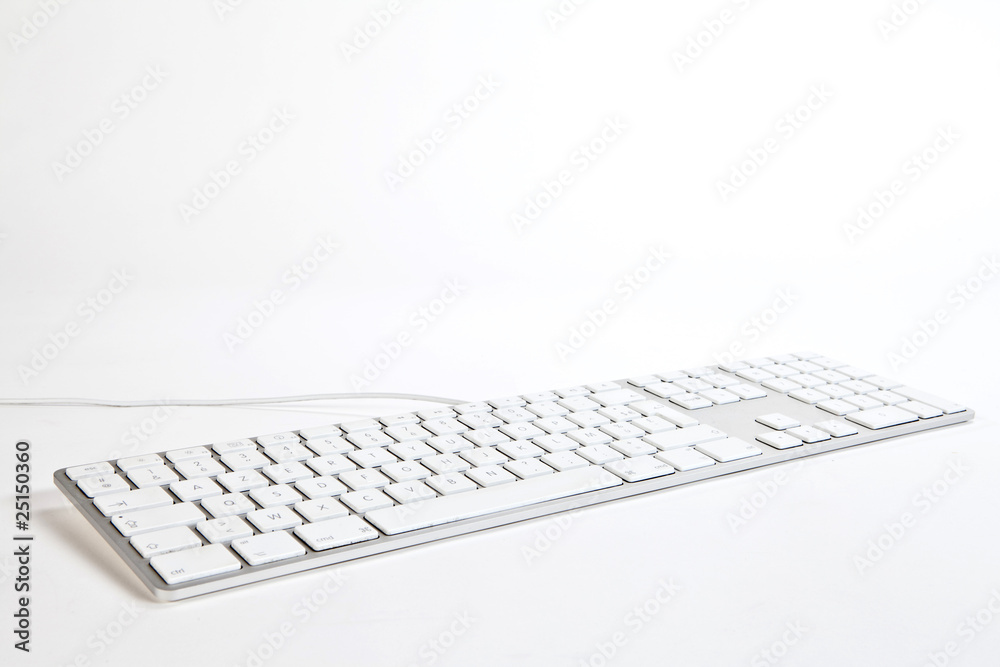clavier d'ordinateur extra plat blanc sur fond blanc Stock Photo