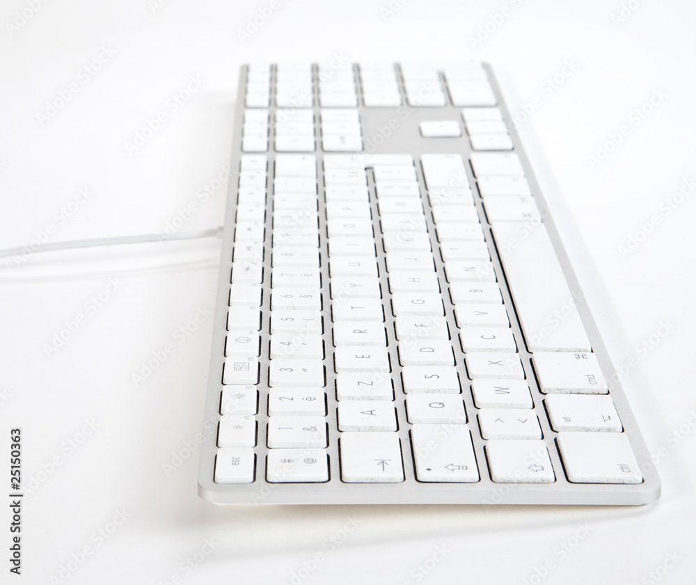 clavier d'ordinateur blanc sur fond blanc