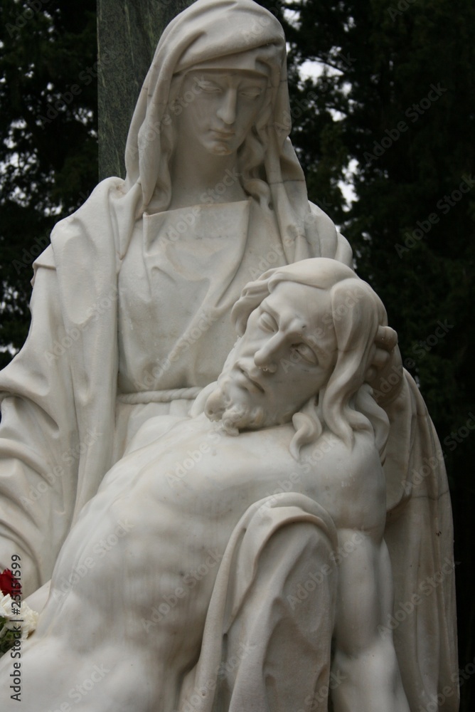 Detalle de escultura en el Cementerio granadino