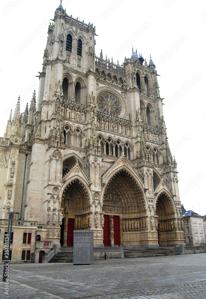 Tourisme - Cathédrale d'Amiens sur fond blanc
