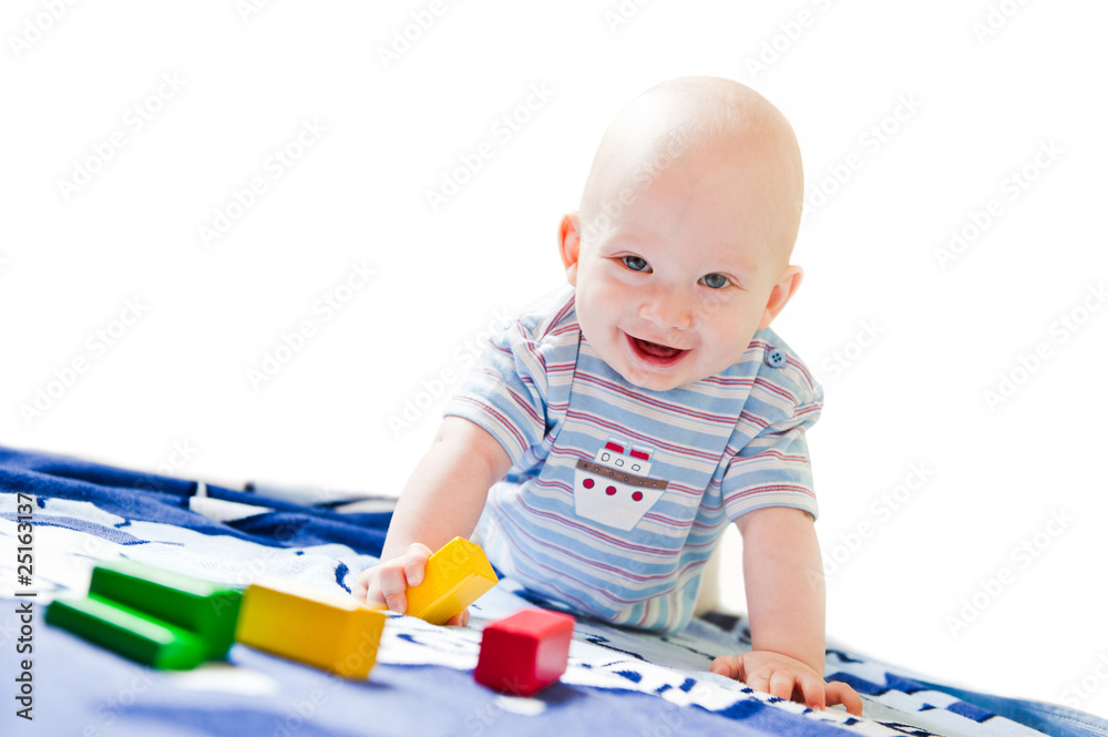 Glückliches Baby spielt mit Bauklötzen auf der Decke Glückliches Baby spielt mit Bauklötzen auf der Decke