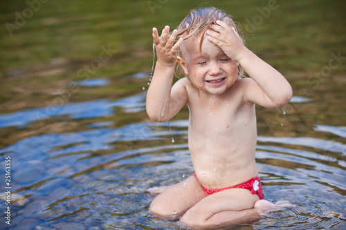 enfant dans l'eau