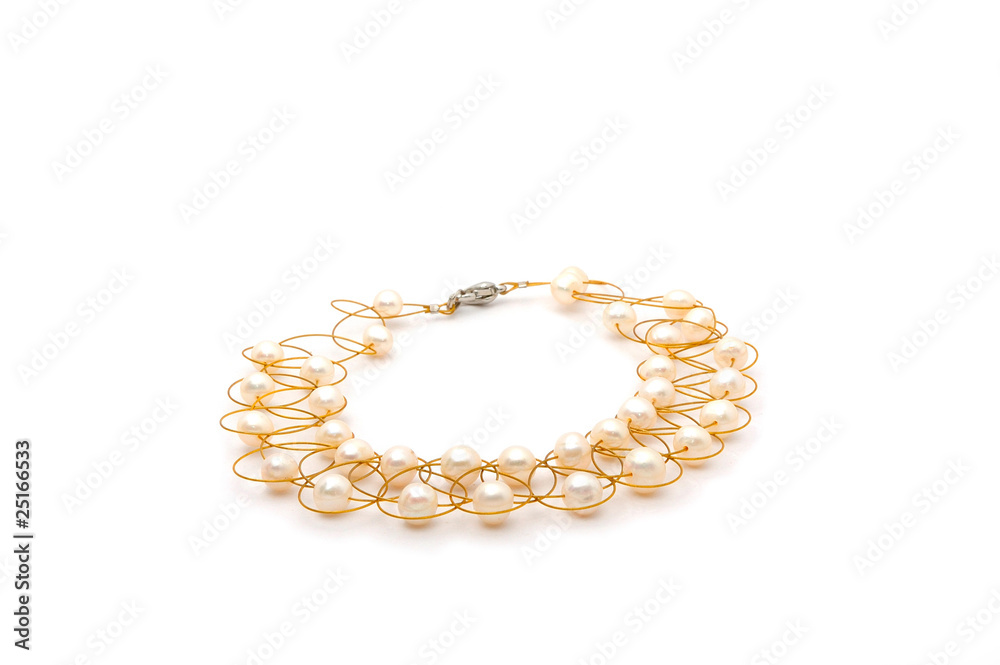 Obraz premium Pearl necklace isolated on the white background