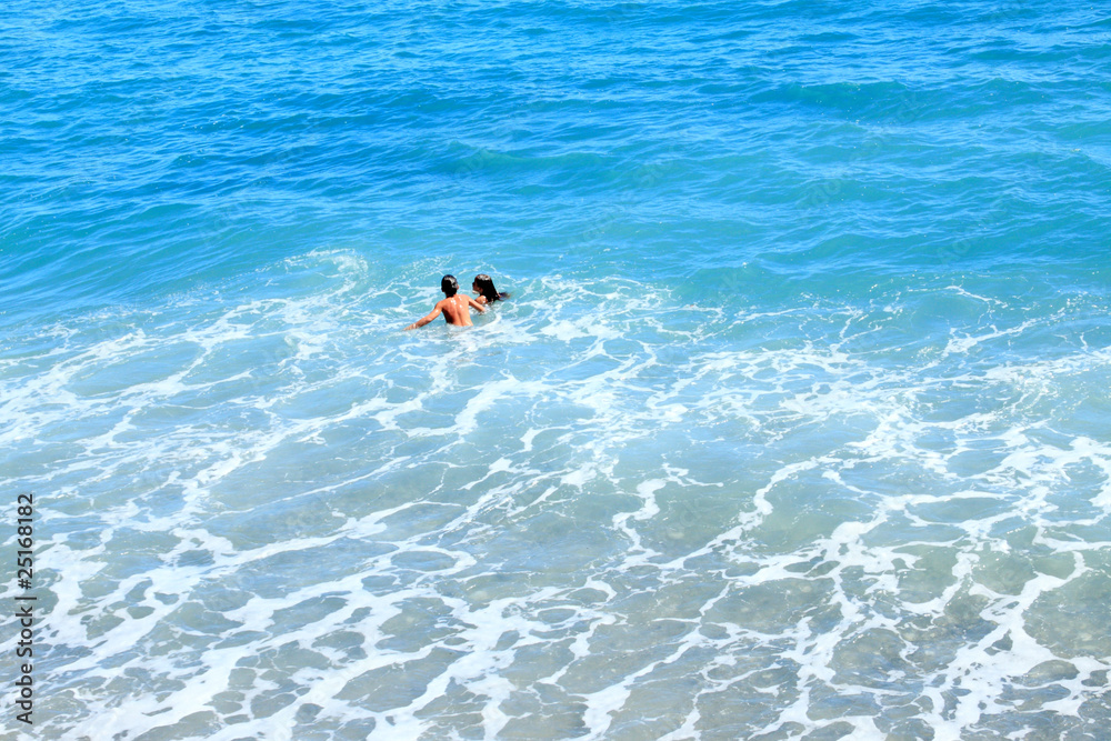 Fototapeta premium jeux aquatiques dans lagon turquoise d'île tropicale
