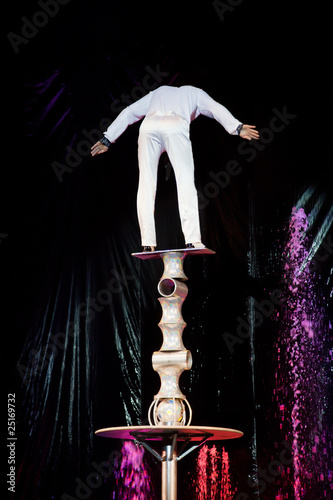 Принти на полотні equilibrist skillfully balances in circus