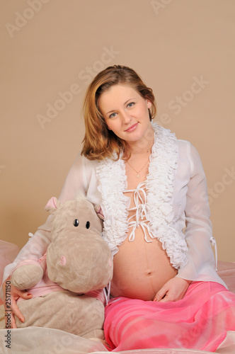 Беременная женщина с игрушечным бегемотом