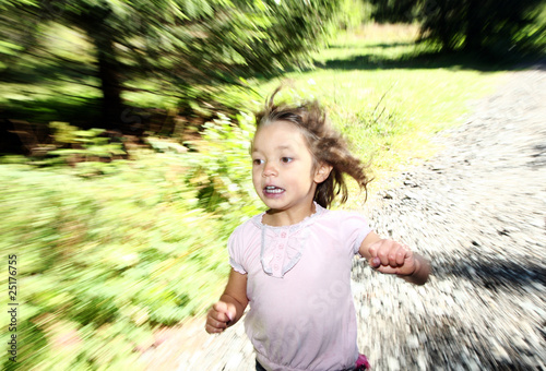 bambina corre via dal grande spavento photo