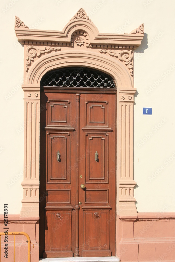 Puerta de casa antigua en Viator