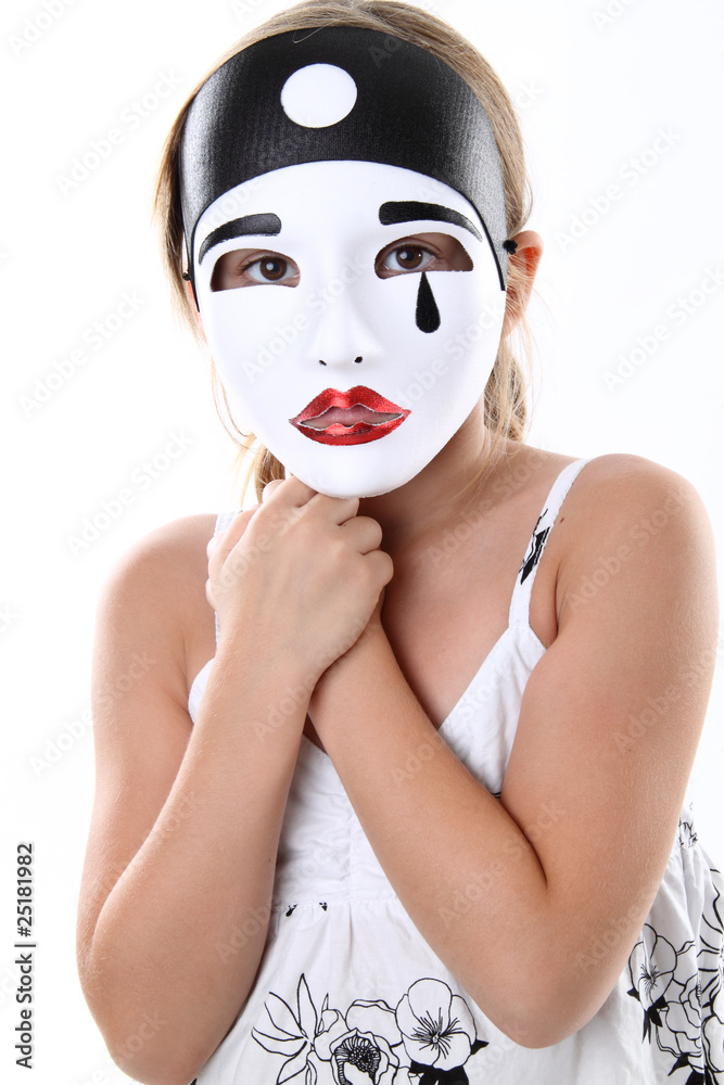 trauriges kind mit maske trauriges kind mit maske