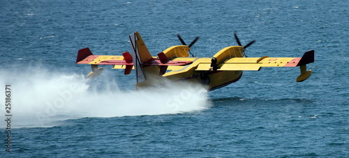 Canadair au décollage photo