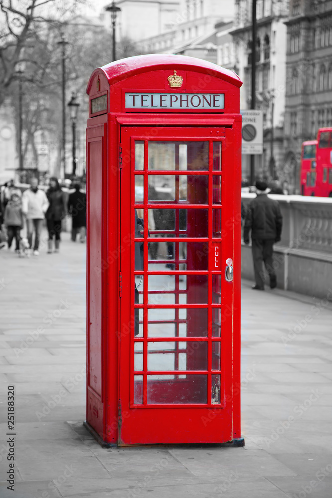 Obraz premium Czerwona budka telefoniczna w Londynie