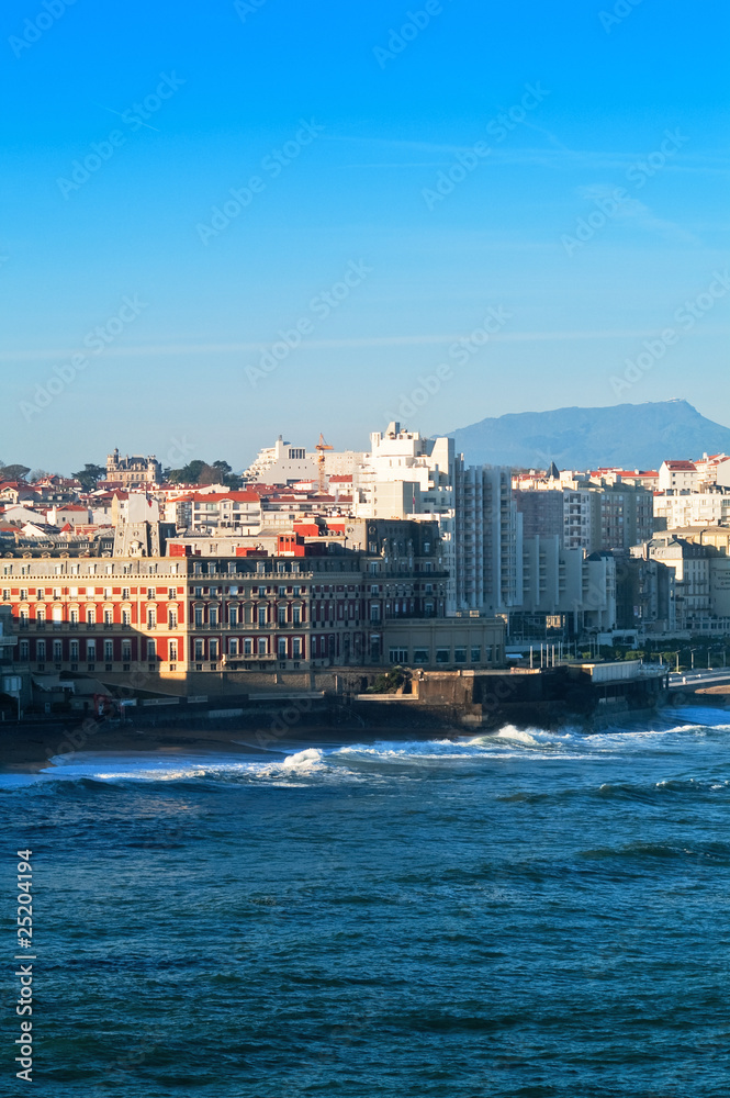 Obraz premium ocean and city