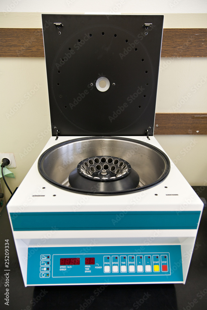 Obraz premium old empty centrifuge in laboratory