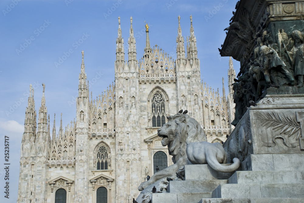 Duomo Milano con statua