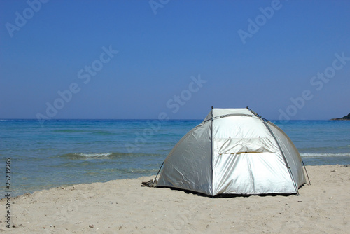 Tent on the beach © Netfalls