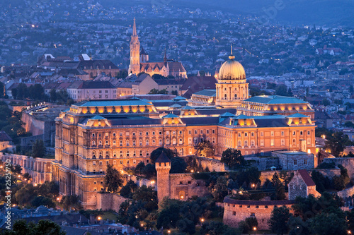 Ungarn, Budapest, Burghügel und Burg. Stadtansicht photo