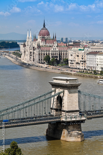 Ungarn, Budapest, Stadtansicht mit Parlament photo