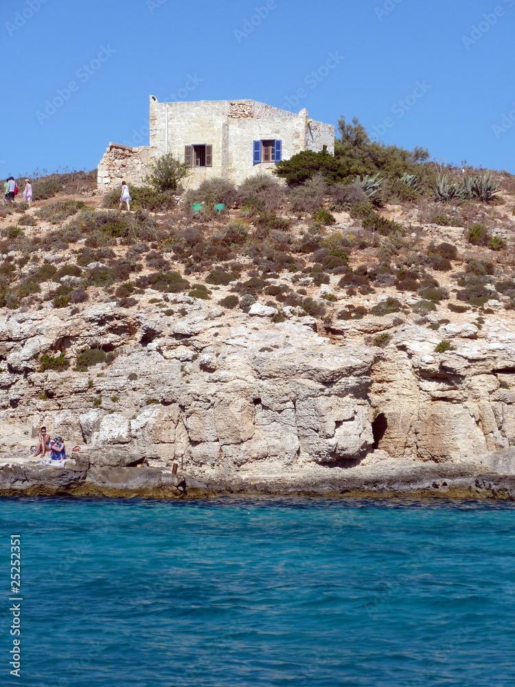 antica casa mediterranea sul mare