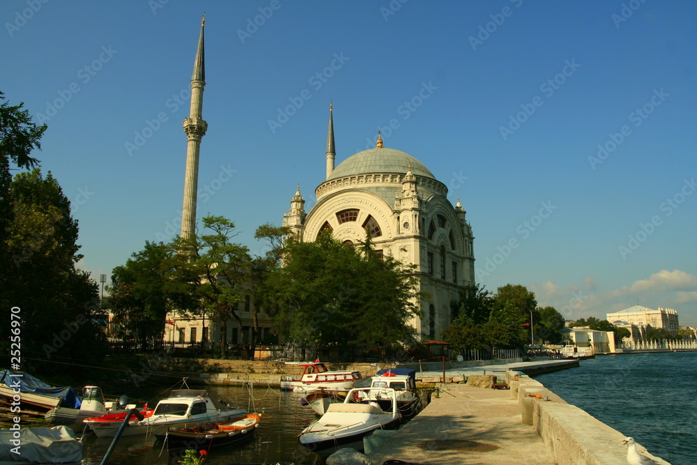 Naklejka premium Dolmabahçe Camii