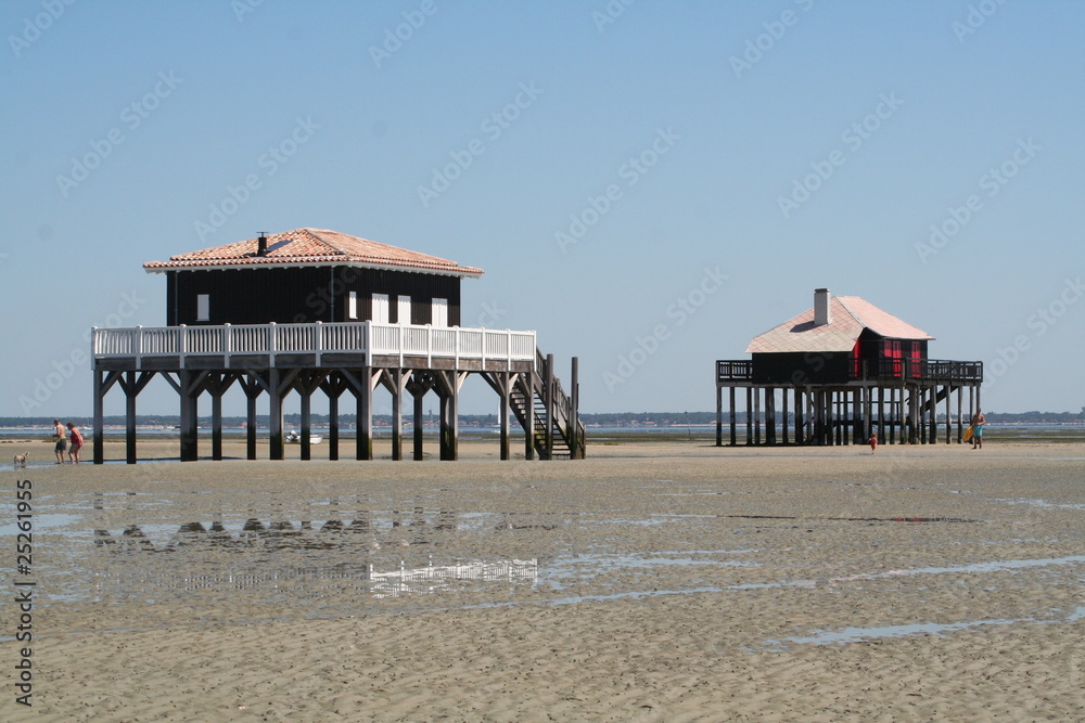 les 2 cabanes tchanquées a marée basse ile aux oiseaux les 2 cabanes tchanquées a marée basse ile aux oiseaux