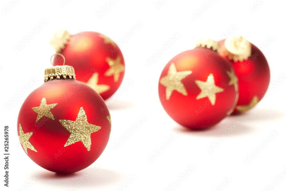 rote matte christbaumkugel vor anderen