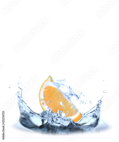 Fresh orange dropped into the water © Lukas Gojda