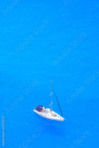 boat in deep blue water © Netfalls
