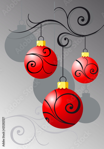 rote Christbaumkugeln mit Ornamenten