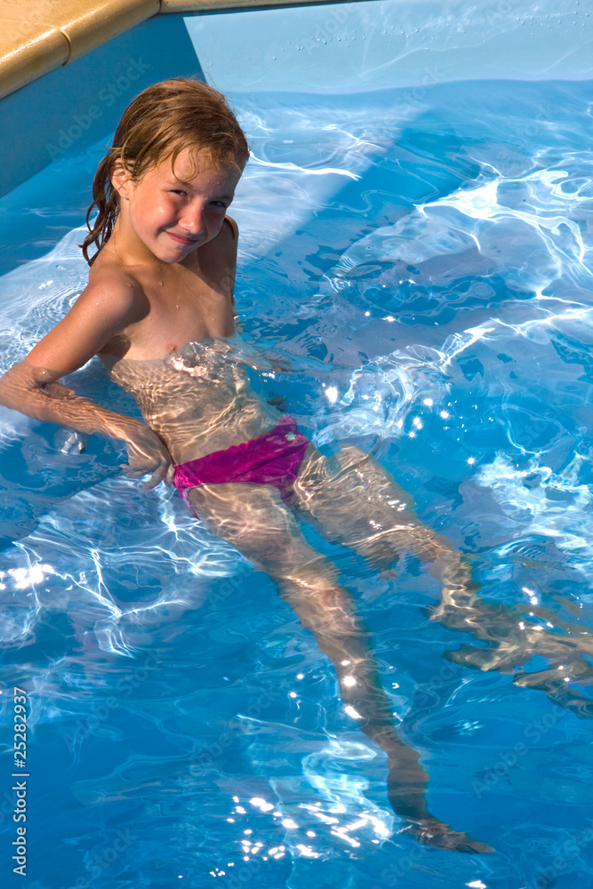 jeune fille a la piscine